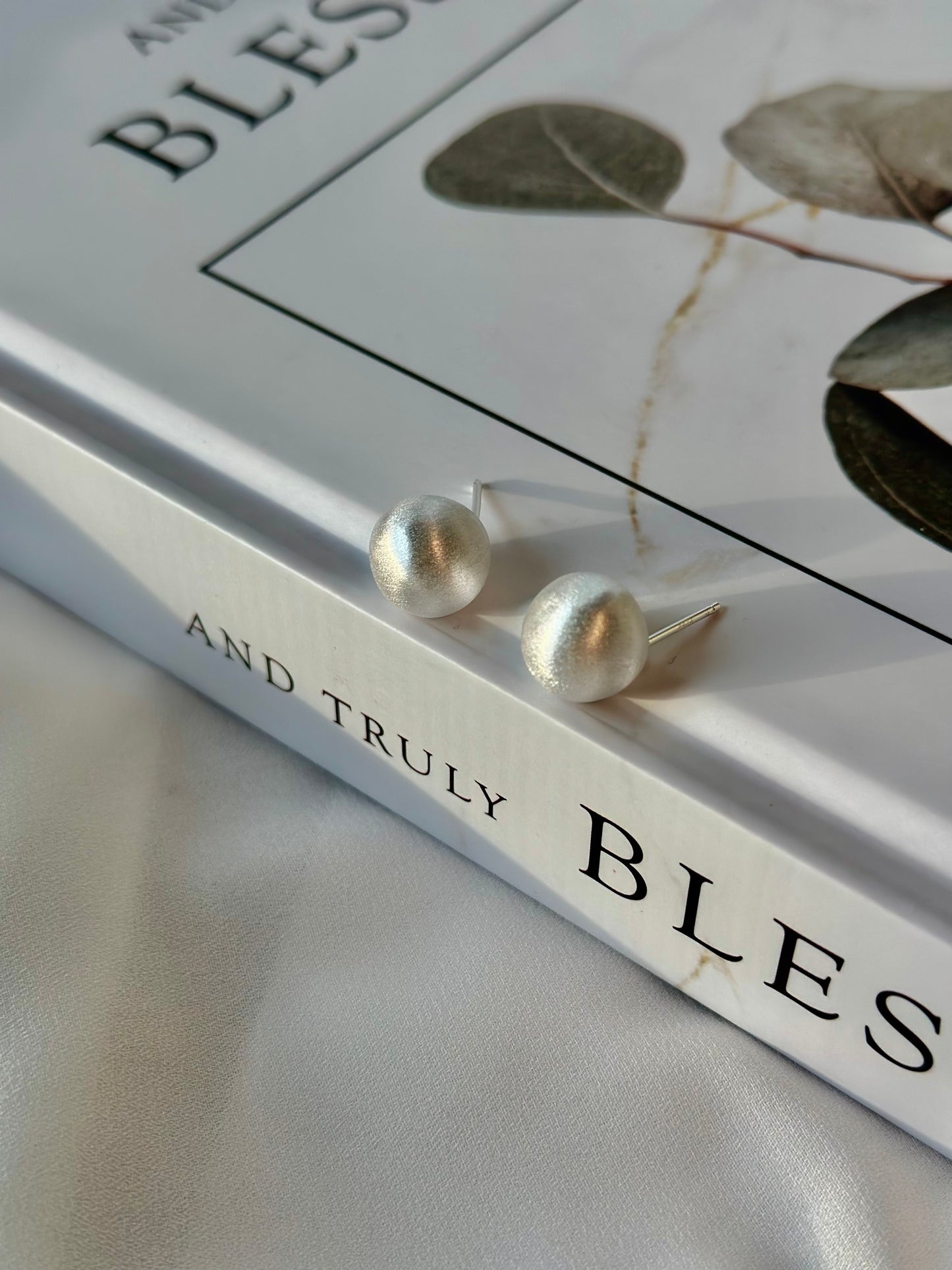 Simple bell ear stud