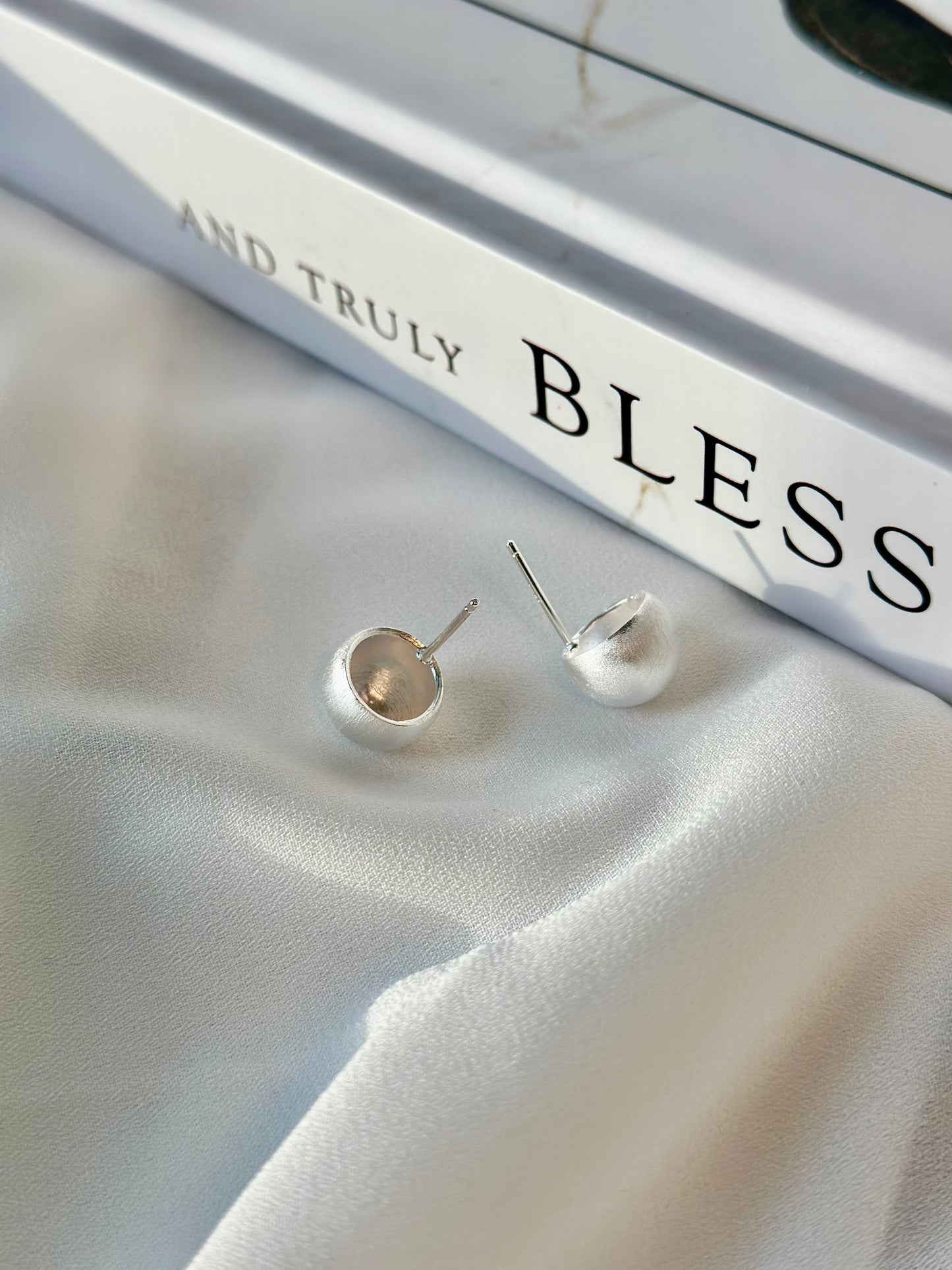 Simple bell ear stud