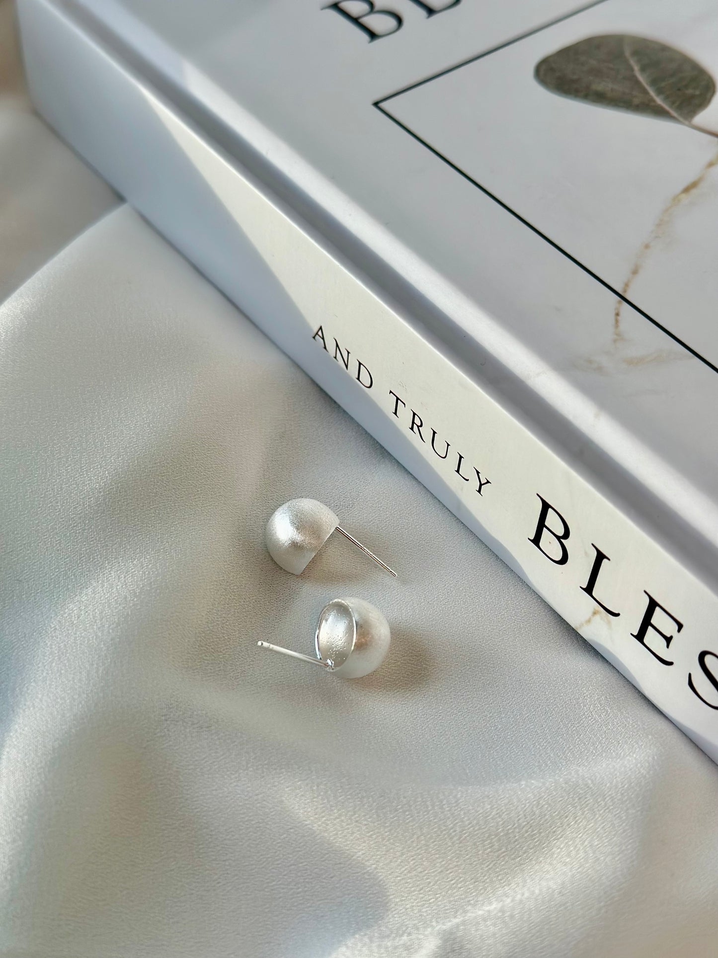 Simple bell ear stud