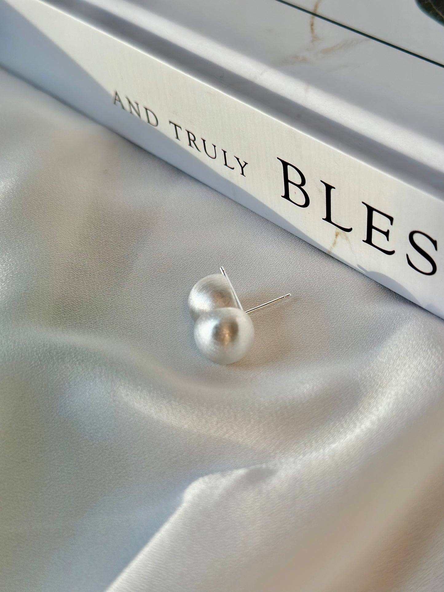 Simple bell ear stud