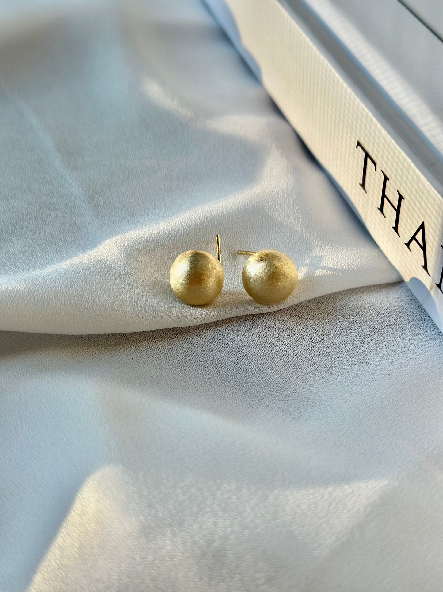 Simple bell ear stud